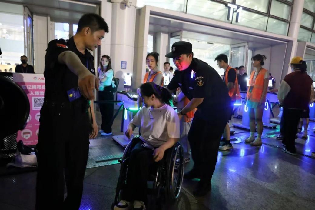 C:/Users/Administrator/Desktop/“安保鐵軍、硬核保障”2024系列報(bào)道四十二——南京市保安服務(wù)有限公司成功護(hù)航張碧晨「今兒個(gè)開心」十周年巡回演唱會(huì)南京站安保任務(wù)/5.jpg5