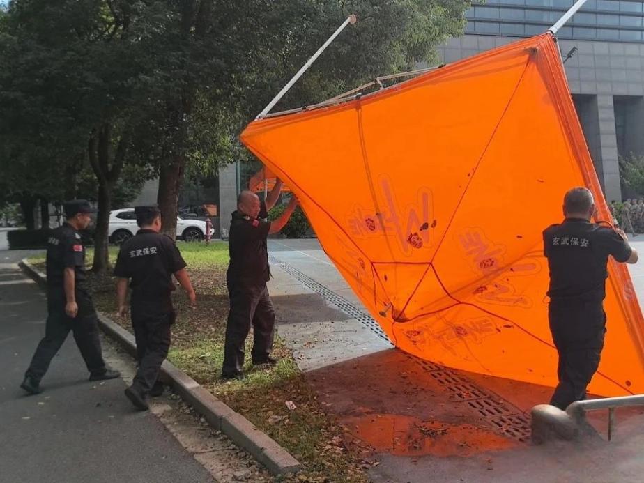 C:/Users/Administrator/Desktop/臺風(fēng)“貝碧嘉”來襲，南京保安積極應(yīng)對，“守”護萬家團圓！/3.jpg3