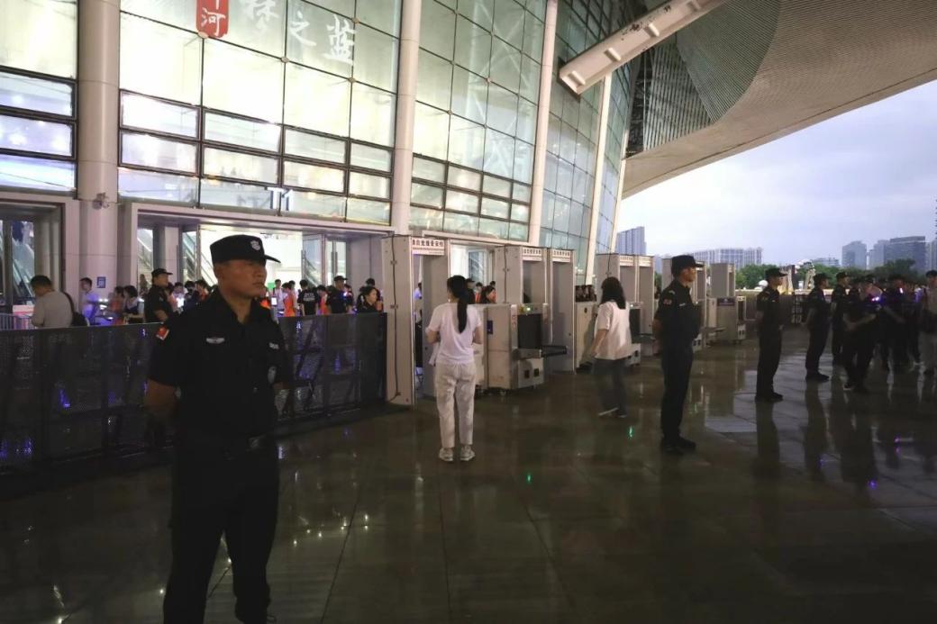 C:/Users/Administrator/Desktop/“安保鐵軍、硬核保障”2024系列報(bào)道四十二——南京市保安服務(wù)有限公司成功護(hù)航張碧晨「今兒個(gè)開心」十周年巡回演唱會(huì)南京站安保任務(wù)/3.jpg3