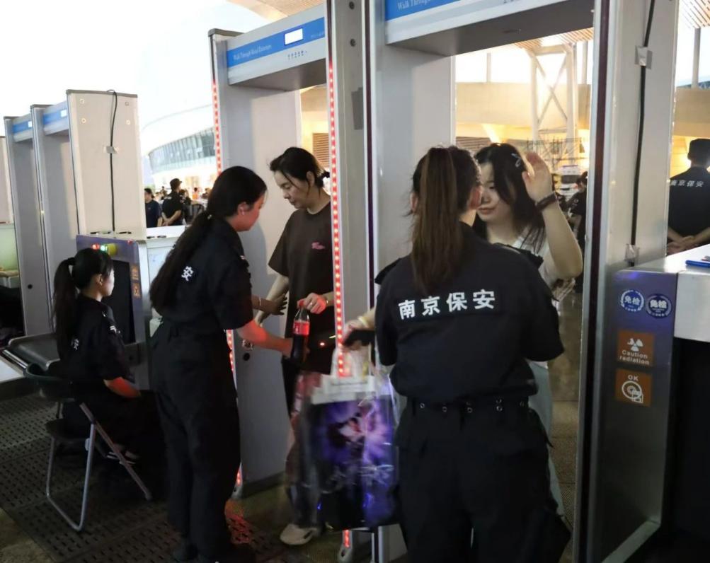 C:/Users/Administrator/Desktop/“安保鐵軍、硬核保障”2024系列報(bào)道四十二——南京市保安服務(wù)有限公司成功護(hù)航張碧晨「今兒個(gè)開心」十周年巡回演唱會(huì)南京站安保任務(wù)/2.jpg2