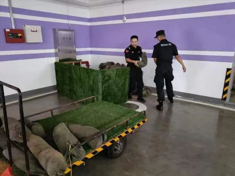 C:/Users/Administrator/Desktop/臺風(fēng)“貝碧嘉”來襲，南京保安積極應(yīng)對，“守”護萬家團圓！/5.jpg5