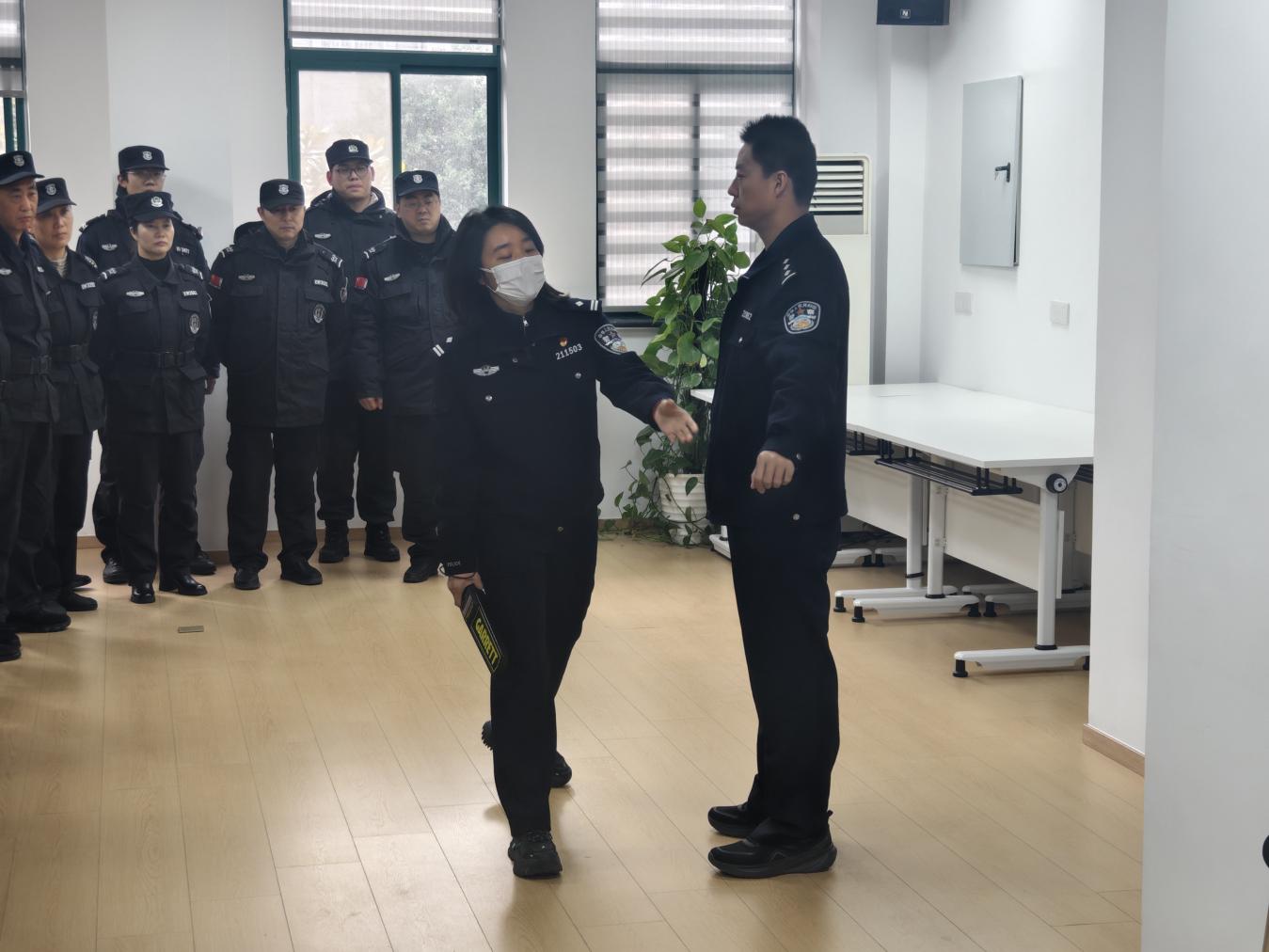 E:/25.12.10后 上傳網(wǎng)站留存/以專業(yè)守護安全 用實戰(zhàn)淬煉本領(lǐng)/照片/a98a2230643f88d54b379845c7c6dff4.jpga98a2230643f88d54b379845c7c6dff4